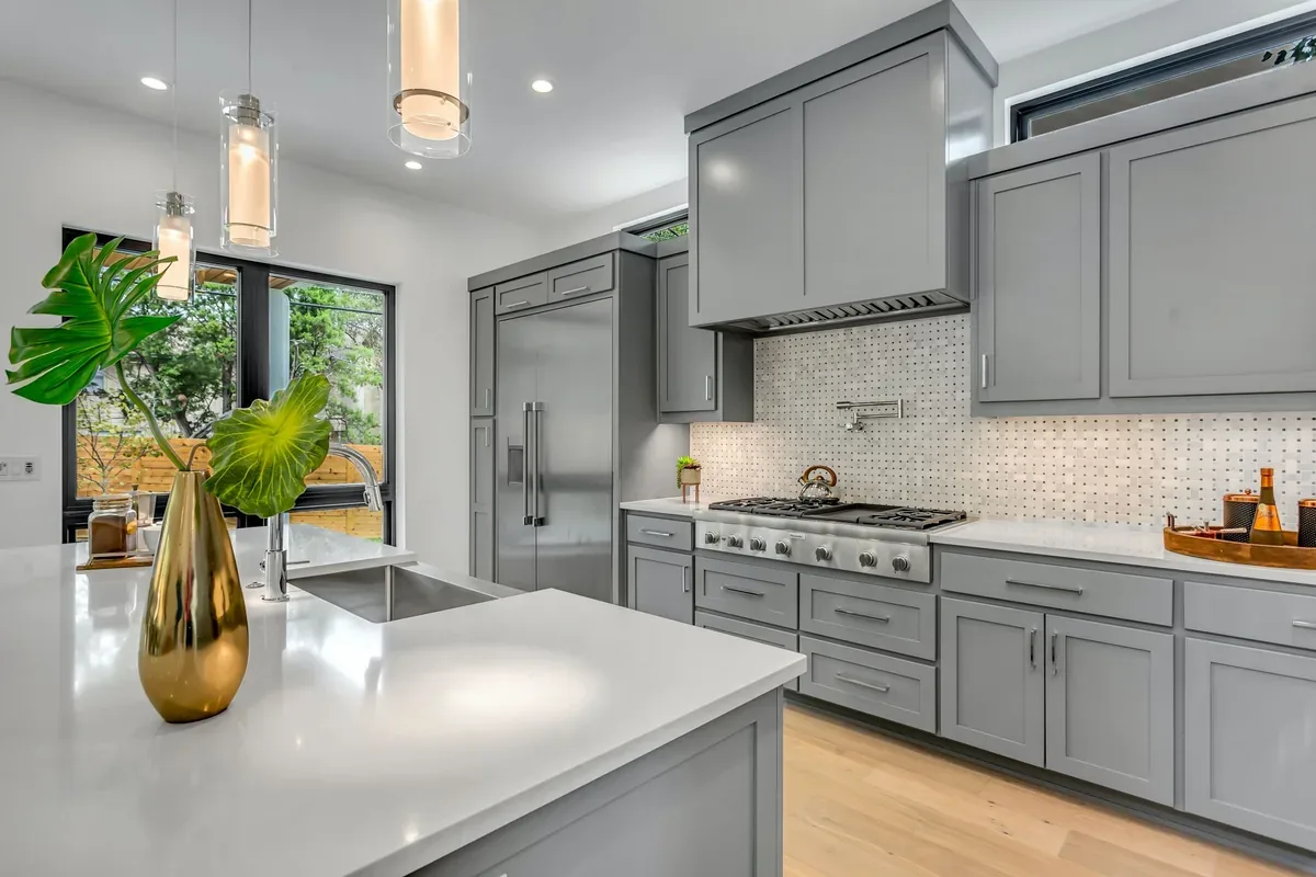 Moderne keuken met kookeiland, sfeerfoto ter illustratie